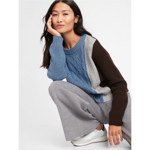 Banana Republic Sweaters - Banana Republic blocked cable knit cropped wool blend sweatshirt sweater